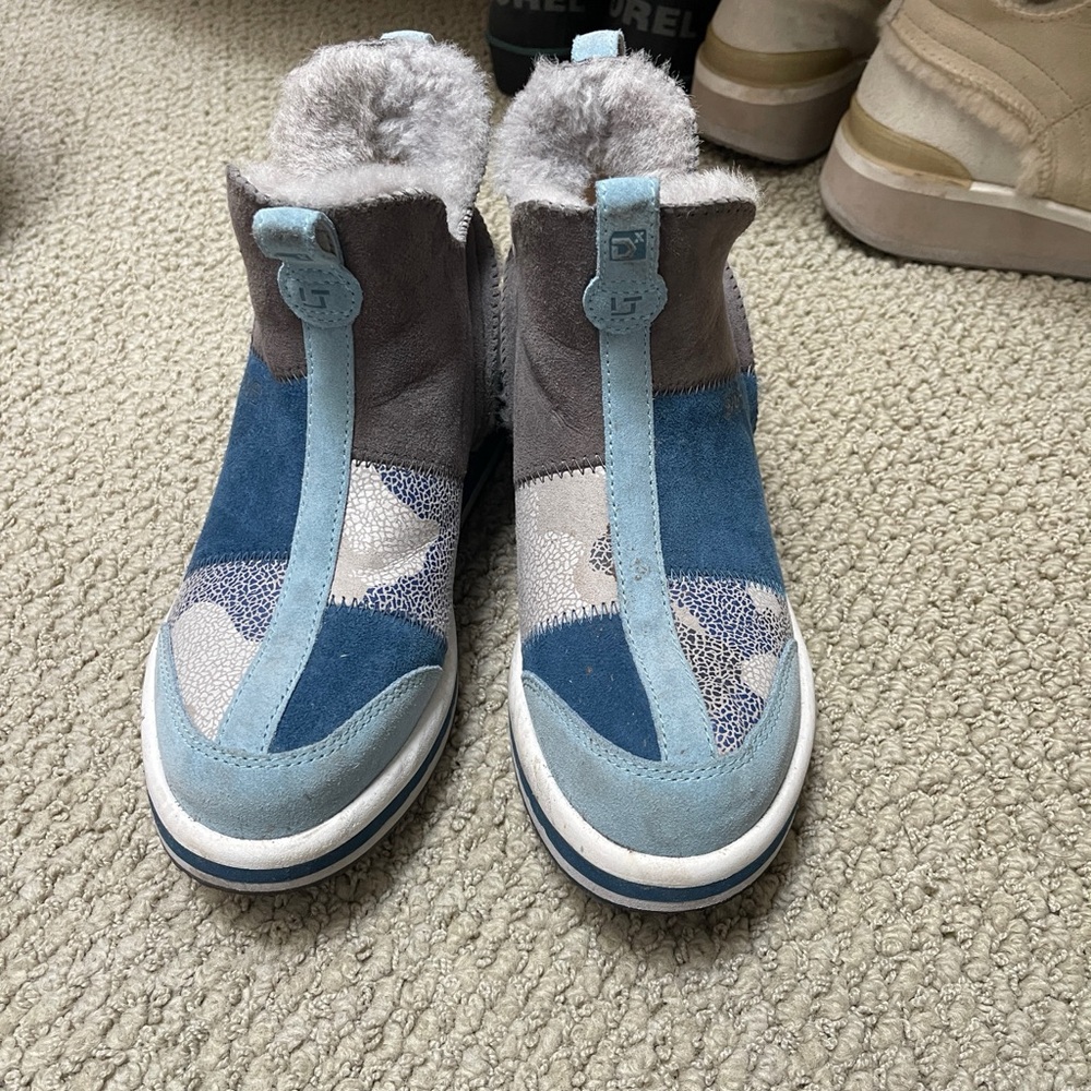 Decker x lab ko-z mid wedge lifestyle boot size 6.5